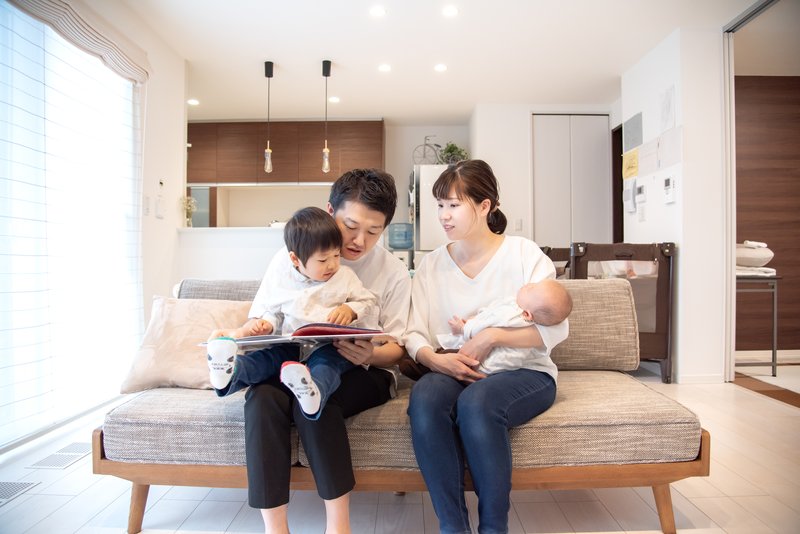 お引き渡し後の住まいでくつろぐご家族(イメージ)