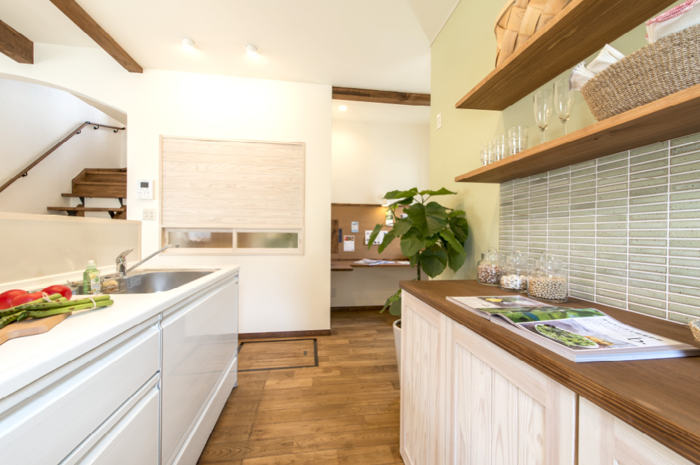 自然素材の家Levanteリビングの壁面キッチン（台所）